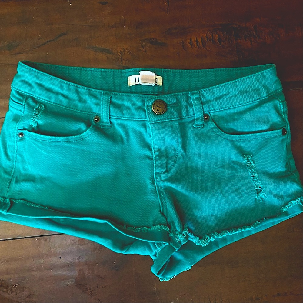 FOREVER 21 GREEN DISTRESSED SHORTS